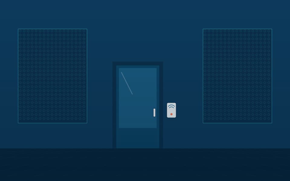 Puerta controlada con lector de tarjetas entre celosías, de noche