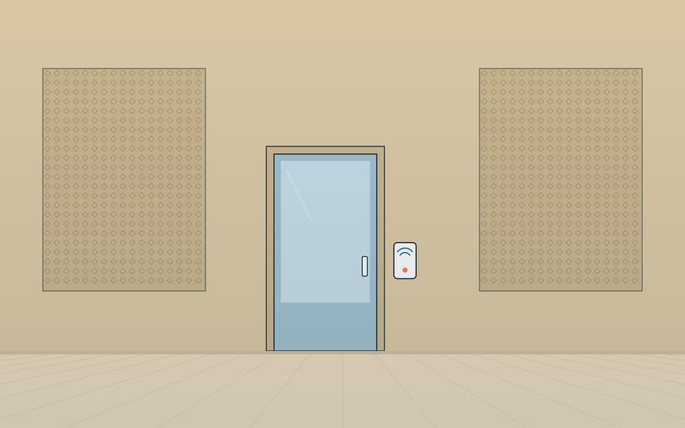 Puerta controlada con lector de tarjetas entre celosías, de día
