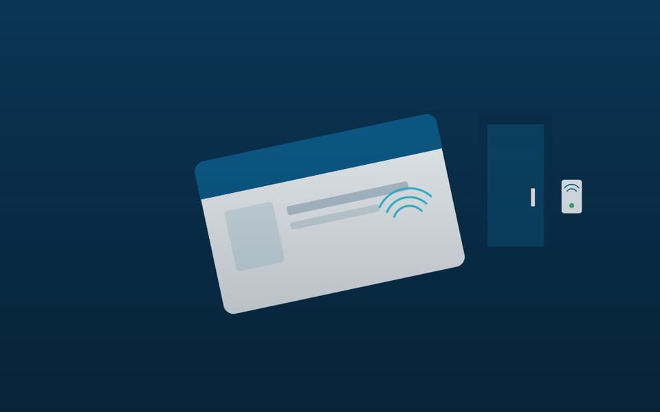 Tarjeta de acceso inteligente ante un lector, de noche