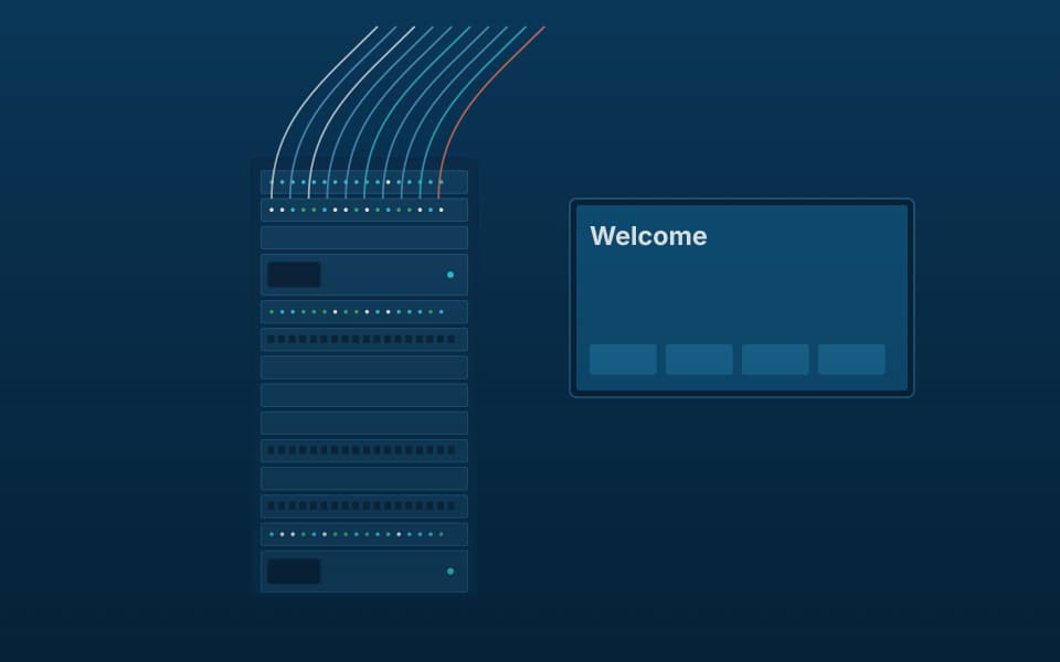 Rack de cabecera IPTV junto a una pantalla de canales, de noche