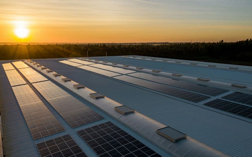 Instalación de paneles solares fotovoltaicos sobre la cubierta de un edificio