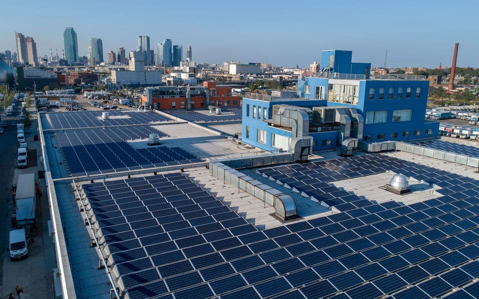 Una instalación solar fotovoltaica en la cubierta de un edificio comercial