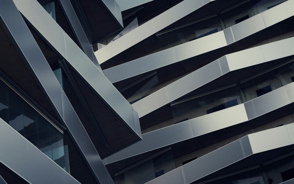 واجهة معمارية لمبنى شركات حديث بكسوة هندسية