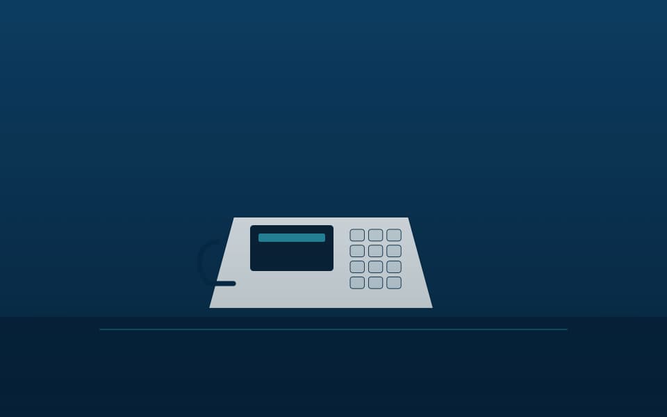 هاتف IP مكتبي على مكتب الاستقبال, ليلاً